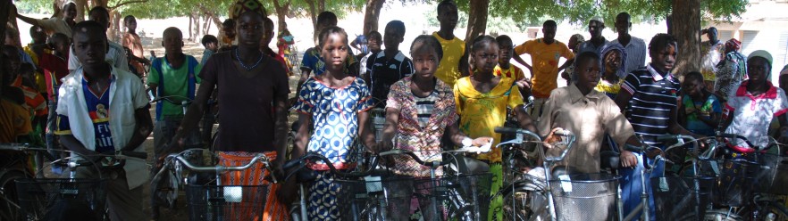 Les enfants de Nungu avec leurs vélo